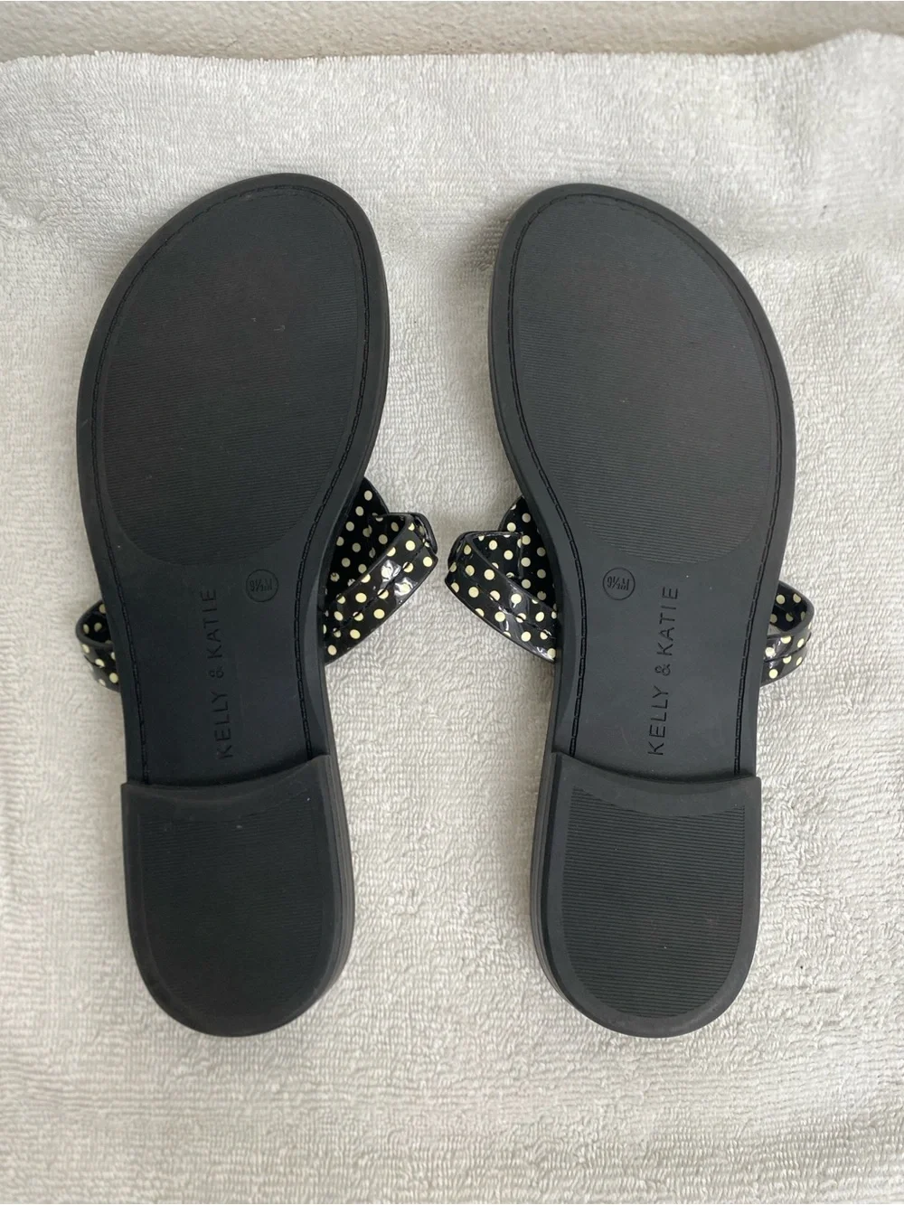 Kelly & Katie Women's Black Cream Polka Dot Faux Patent Leather Sandal Size 9.5 - Picture 11 of 12